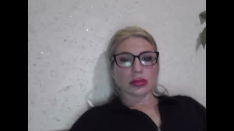 fox_red_lady7 online show from April 19, 2026, 8:44 pm