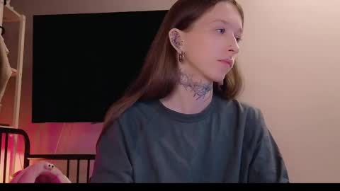 fran_bow online show from April 16, 2026, 8:09 pm