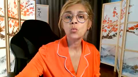 Snapshot of francelune chatting on June 10, 2026, 3:33 pm francelune online show from June 10, 2026, 3:33 pm
