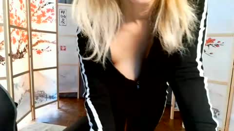 Snapshot of francelune chatting on June 13, 2026, 3:21 pm francelune online show from June 13, 2026, 3:21 pm