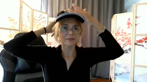 Snapshot of francelune chatting on June 20, 2026, 9:01 am francelune online show from June 20, 2026, 9:01 am