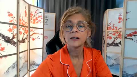 Snapshot of francelune chatting on June 21, 2026, 11:13 am francelune online show from June 21, 2026, 11:13 am