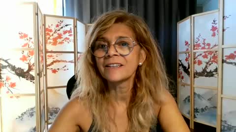 Snapshot of francelune chatting on July 5, 2026, 9:49 am francelune online show from July 5, 2026, 9:49 am