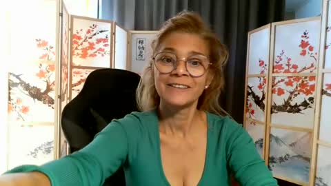 Snapshot of francelune chatting on July 6, 2026, 12:13 pm francelune online show from July 6, 2026, 12:13 pm