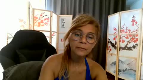 Snapshot of francelune chatting on July 8, 2026, 10:53 am francelune online show from July 8, 2026, 10:53 am