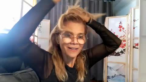 Snapshot of francelune chatting on July 17, 2026, 4:34 pm francelune online show from July 17, 2026, 4:34 pm