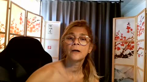 Snapshot of francelune chatting on July 19, 2026, 10:19 am francelune online show from July 19, 2026, 10:19 am