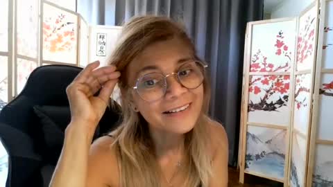 Snapshot of francelune chatting on July 21, 2026, 11:12 am francelune online show from July 21, 2026, 11:12 am