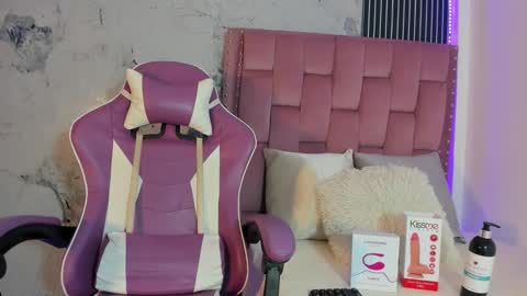 Laura online show from September 23, 2025, 7:28 pm