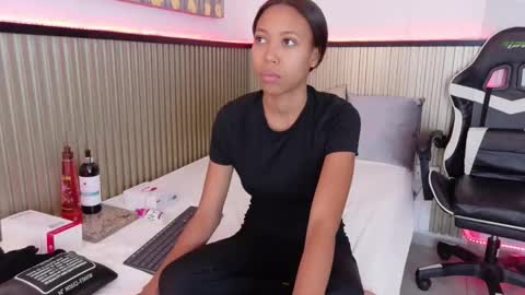 Laura online show from December 21, 2025, 12:23 pm