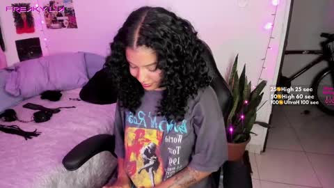 Lia Gomez online show from February 19, 2025, 2:44 am