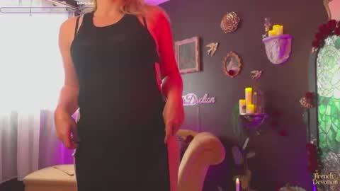 Snapshot of french_devotion chatting on July 3, 2026, 1:17 pm Louise or Lou 3 online show from July 3, 2026, 1:17 pm