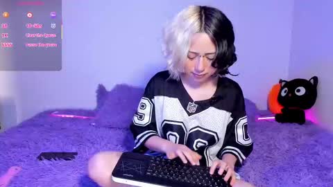 frida_lassi_ online show from September 18, 2025, 7:05 pm