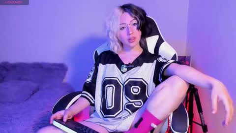 frida_lassi_ online show from October 5, 2025, 11:02 pm