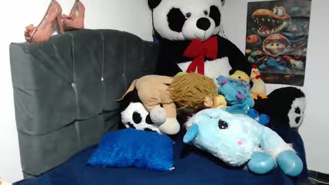 Mia and Gary  online show from December 31, 2024, 12:32 am