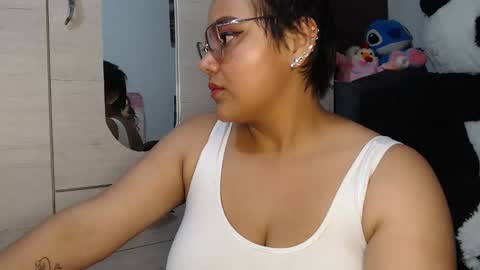 Mia and Gary  online show from December 22, 2025, 3:47 am