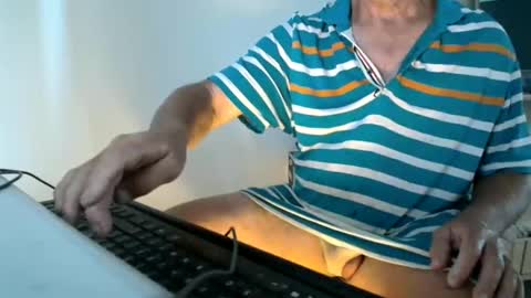 Snapshot of fullballbag chatting on December 11, 2024, 10:49 pm fullballbag online show from December 11, 2024, 10:49 pm