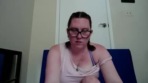 fuzzypeaches87 online show from June 4, 2026, 9:10 pm
