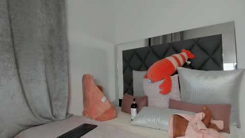   Instagram soygabi g   online show from March 11, 2025, 4:54 am