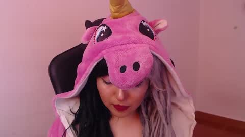 Kate 3 online show from September 24, 2025, 7:39 pm