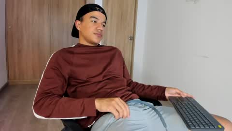 Snapshot of george_cams1 chatting on May 28, 2026, 2:20 am Jorge online show from May 28, 2026, 2:20 am