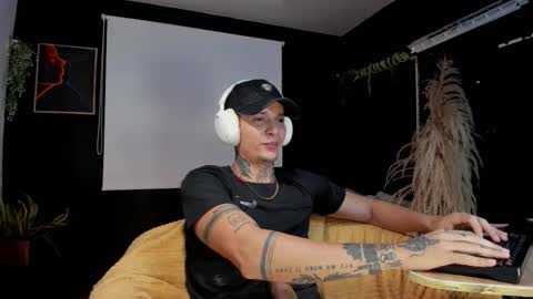 independent model online show from November 6, 2025, 5:08 am