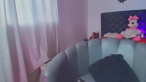 Giana Roberts online show from November 25, 2025, 12:16 pm