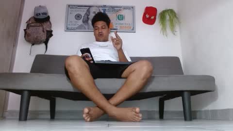 Snapshot of giant_feet chatting on May 18, 2026, 4:35 pm BOSS online show from May 18, 2026, 4:35 pm