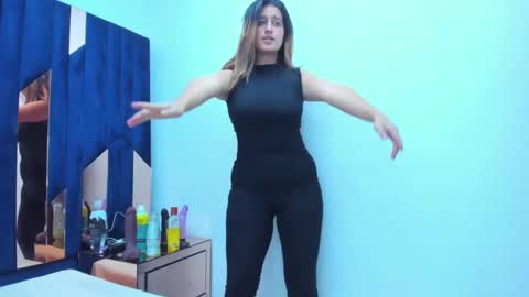 GiaRoussel online show from January 5, 2025, 6:35 pm