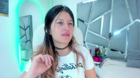 GiaRoussel online show from January 7, 2025, 2:19 pm