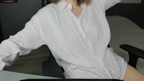 gigihadd online show from December 1, 2025, 11:15 am