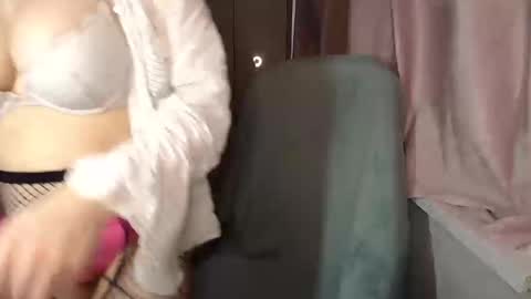 Snapshot of gillkelly chatting on November 24, 2025, 12:27 pm Gill Kelly online show from November 24, 2025, 12:27 pm