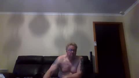 gimmmieoooo online show from October 16, 2025, 9:10 am