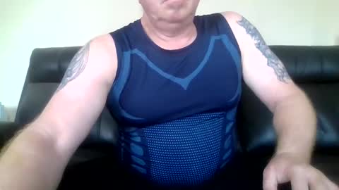 Snapshot of gimmmieoooo chatting on April 6, 2026, 5:19 am gimmmieoooo online show from April 6, 2026, 5:19 am