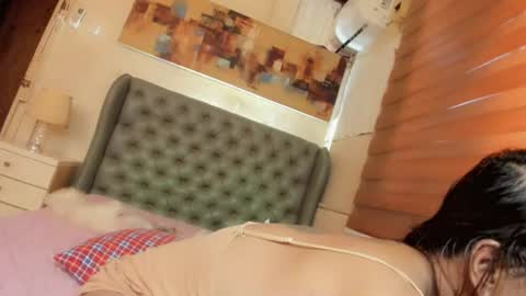 Snapshot of girl_in_ur_dreams chatting on June 20, 2026, 11:40 pm urGIRL online show from June 20, 2026, 11:40 pm