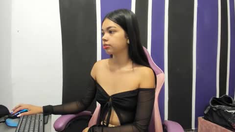 girl_princess18 online show from December 22, 2025, 2:03 pm