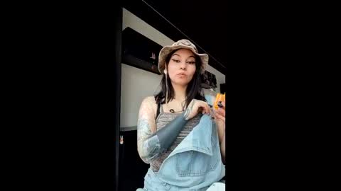 Nice to meet you my name is Heyli  online show from December 21, 2025, 4:36 pm