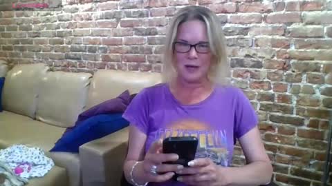 Snapshot of glam_cat chatting on May 18, 2026, 3:35 am Gwendolyn online show from May 18, 2026, 3:35 am