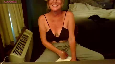 Snapshot of glam_cat chatting on June 4, 2026, 1:11 am Gwendolyn online show from June 4, 2026, 1:11 am