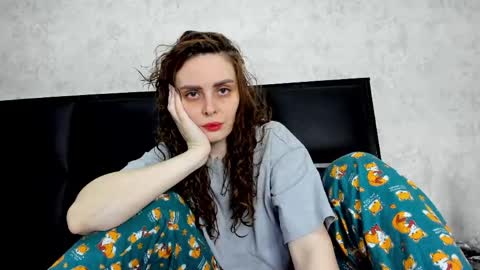 Gloria Wood online show from April 13, 2026, 5:51 pm