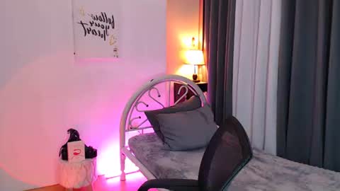 Snapshot of gloriousslutshay chatting on November 3, 2025, 3:02 pm shy online show from November 3, 2025, 3:02 pm