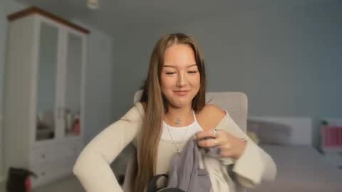 Lina online show from October 28, 2025, 8:40 am