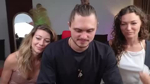   330 UTC2 girls   online show from December 4, 2024, 2:31 am