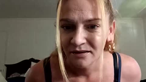 Snapshot of goldendoll1704 chatting on June 2, 2026, 4:31 pm goldendoll1704 online show from June 2, 2026, 4:31 pm