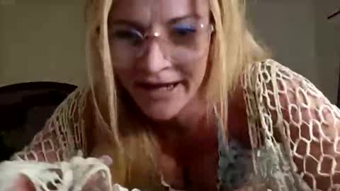 Snapshot of goldendoll1704 chatting on June 10, 2026, 12:00 am goldendoll1704 online show from June 10, 2026, 12:00 am