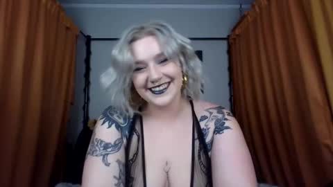 Snapshot of goldenglimmering chatting on June 7, 2026, 12:04 am Golden Glimmer online show from June 7, 2026, 12:04 am