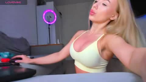 Snapshot of great_blondy chatting on June 25, 2026, 5:45 am Anny online show from June 25, 2026, 5:45 am
