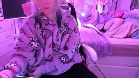 GreenEyedLovexo online show from December 15, 2025, 4:00 pm