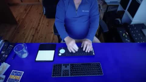 guesswhatigot2 online show from September 27, 2025, 1:43 am