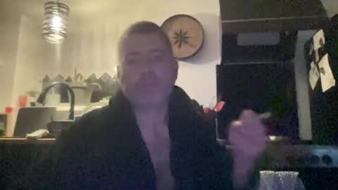 guil0 online show from November 6, 2025, 9:21 am